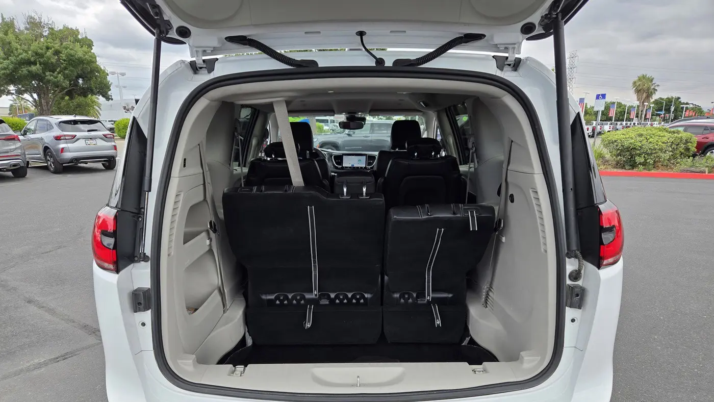 2024 Chrysler Pacifica Touring L