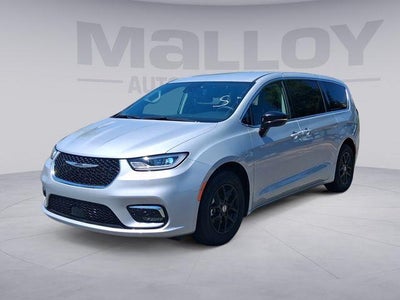 Photo of a 2024 Chrysler Pacifica Touring L 4DR Mini-Van for sale