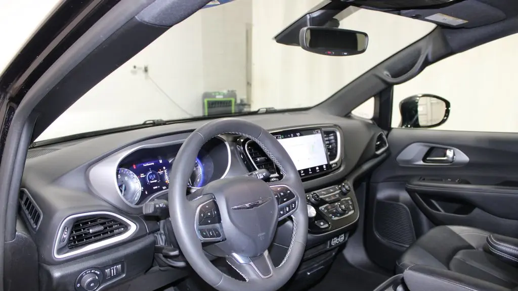 2025 Chrysler Pacifica Select
