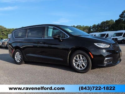 Photo of a 2026 Chrysler Pacifica Select 4DR Mini-Van for sale