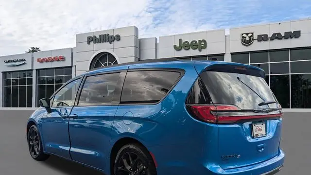 2026 Chrysler Pacifica Select