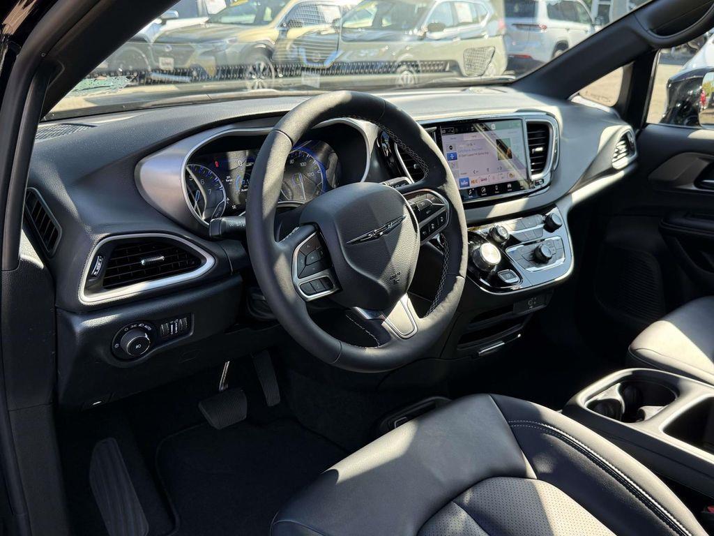 2026 Chrysler Pacifica Select — photo 1 of 12