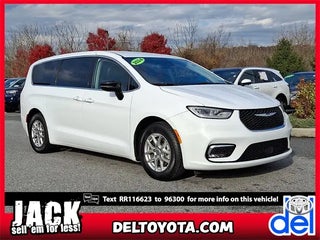 2024 Chrysler Pacifica with Bright White Clearcoat Exterior