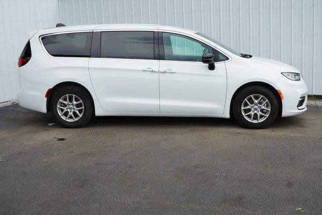 2025 Chrysler Pacifica - $21,300