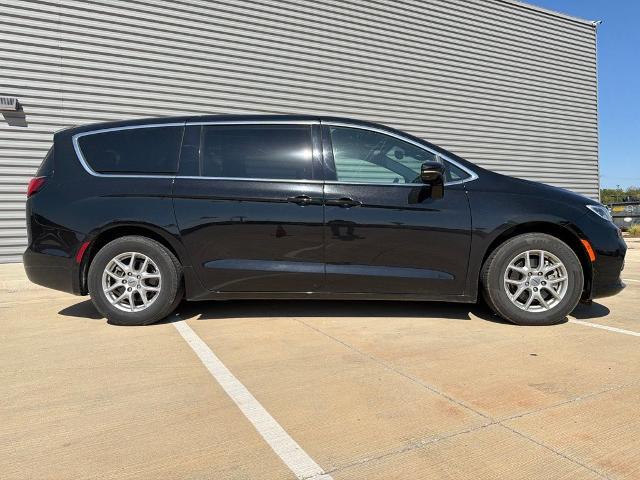 2025 Chrysler Pacifica Select — photo 1 of 12