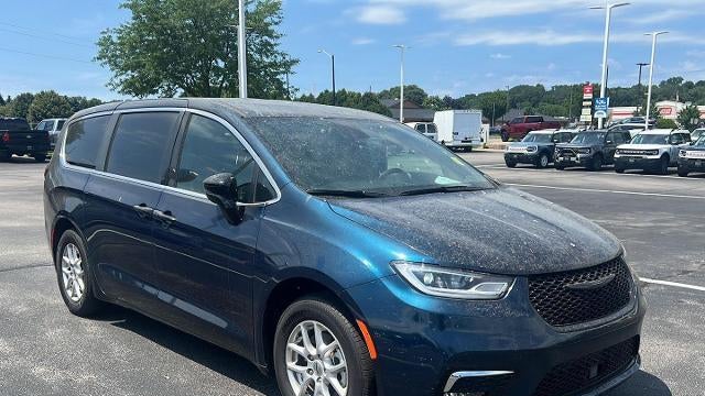Preowned 2025 Chrysler Pacifica Select for Sale