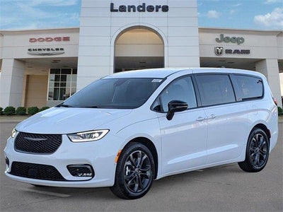 Photo of a 2026 Chrysler Pacifica Select 4DR Mini-Van for sale