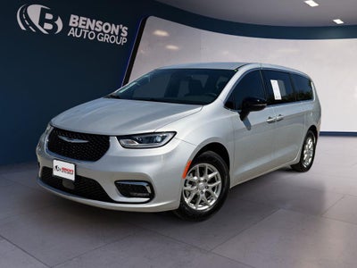 Photo of a 2026 Chrysler Pacifica Select 4DR Mini-Van for sale