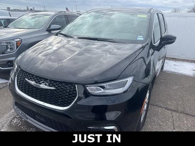 Photo of a 2026 Chrysler Pacifica Select 4DR Mini-Van for sale