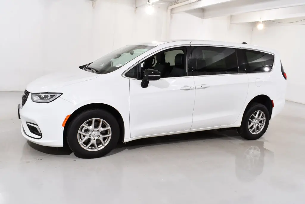 2026 Chrysler Pacifica - $61,900