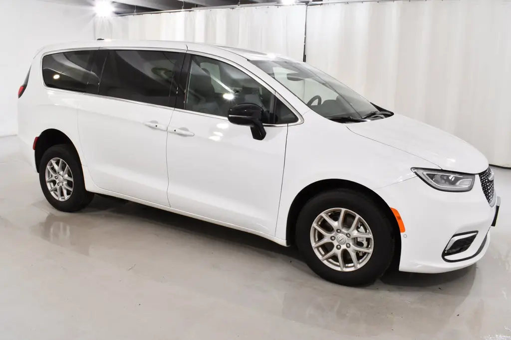 2026 Chrysler Pacifica - $61,900