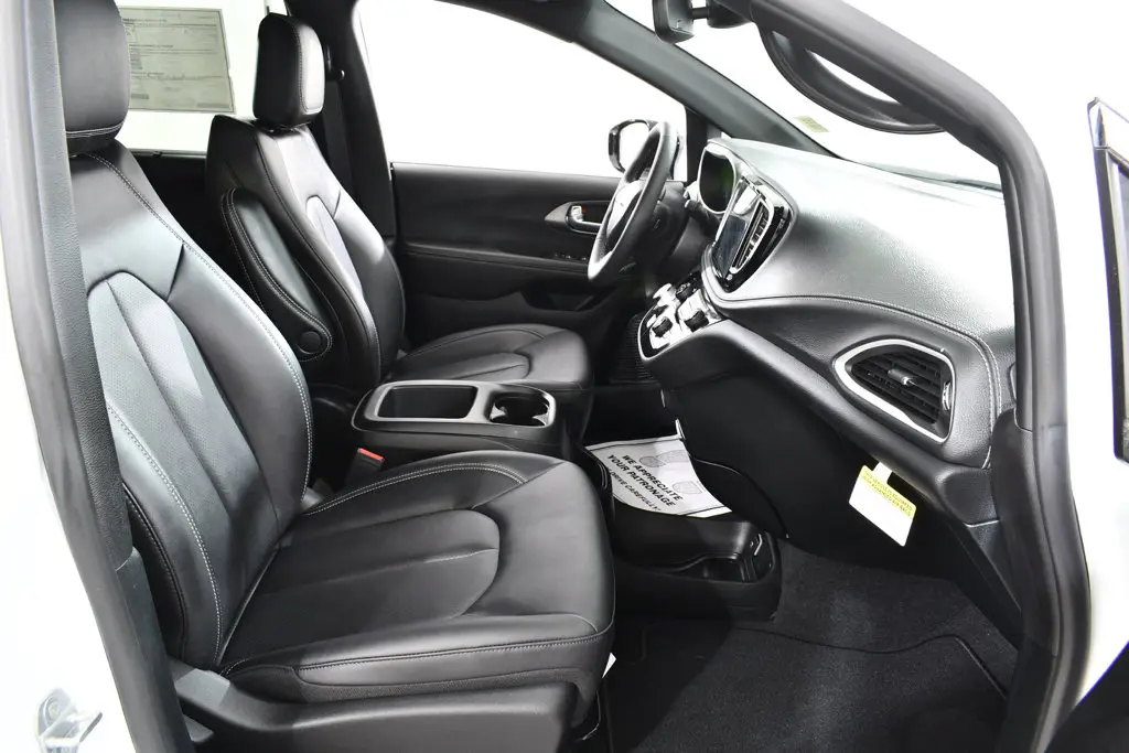 2026 Chrysler Pacifica - $61,900