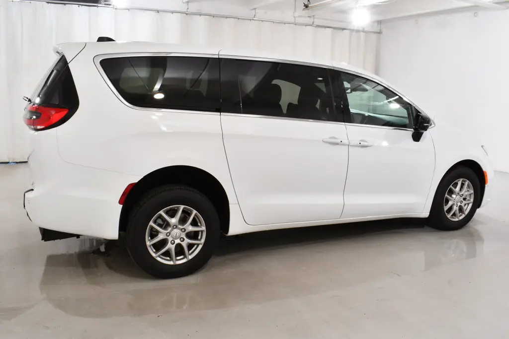2026 Chrysler Pacifica - $61,900