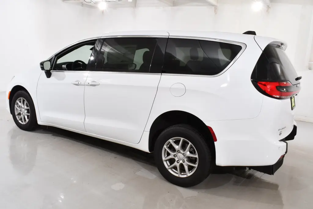2026 Chrysler Pacifica - $61,900