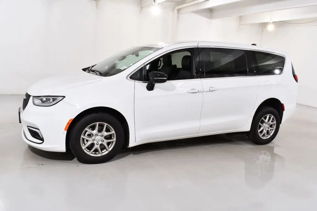 2026 Chrysler Pacifica - $61,900