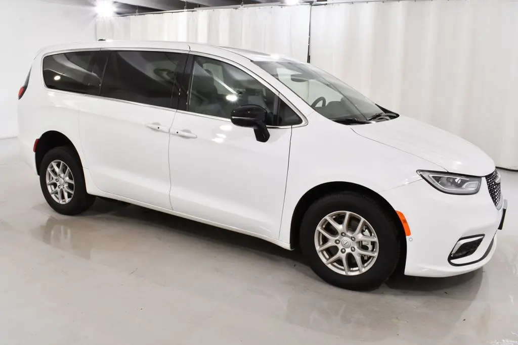 2026 Chrysler Pacifica - $61,900
