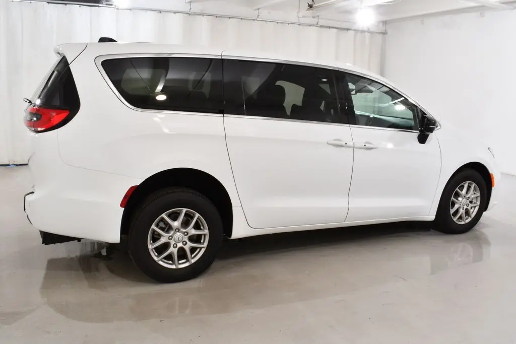 2026 Chrysler Pacifica - $61,900