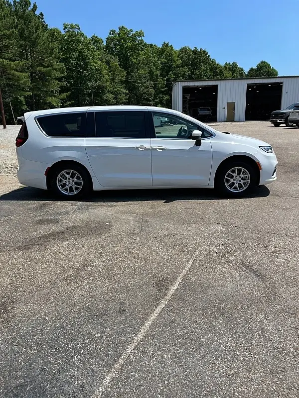2023 Chrysler Pacifica - $24,998