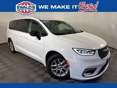 Photo of a 2024 Chrysler Pacifica Touring L 4DR Mini-Van for sale