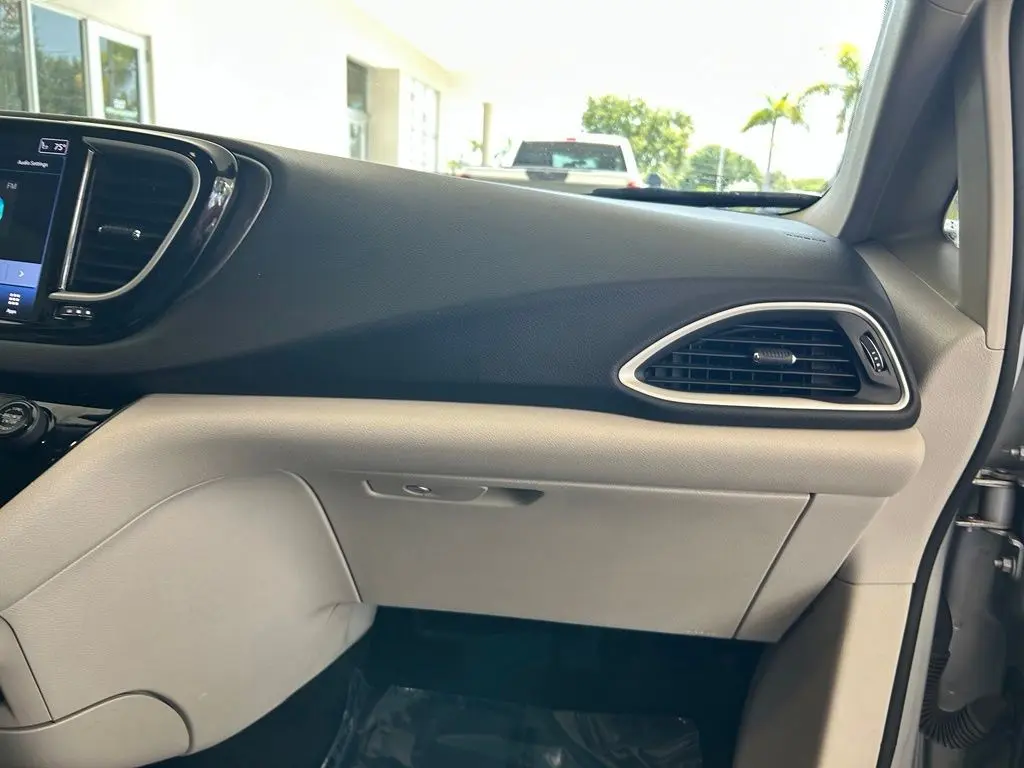 2024 Chrysler Pacifica - $17,305