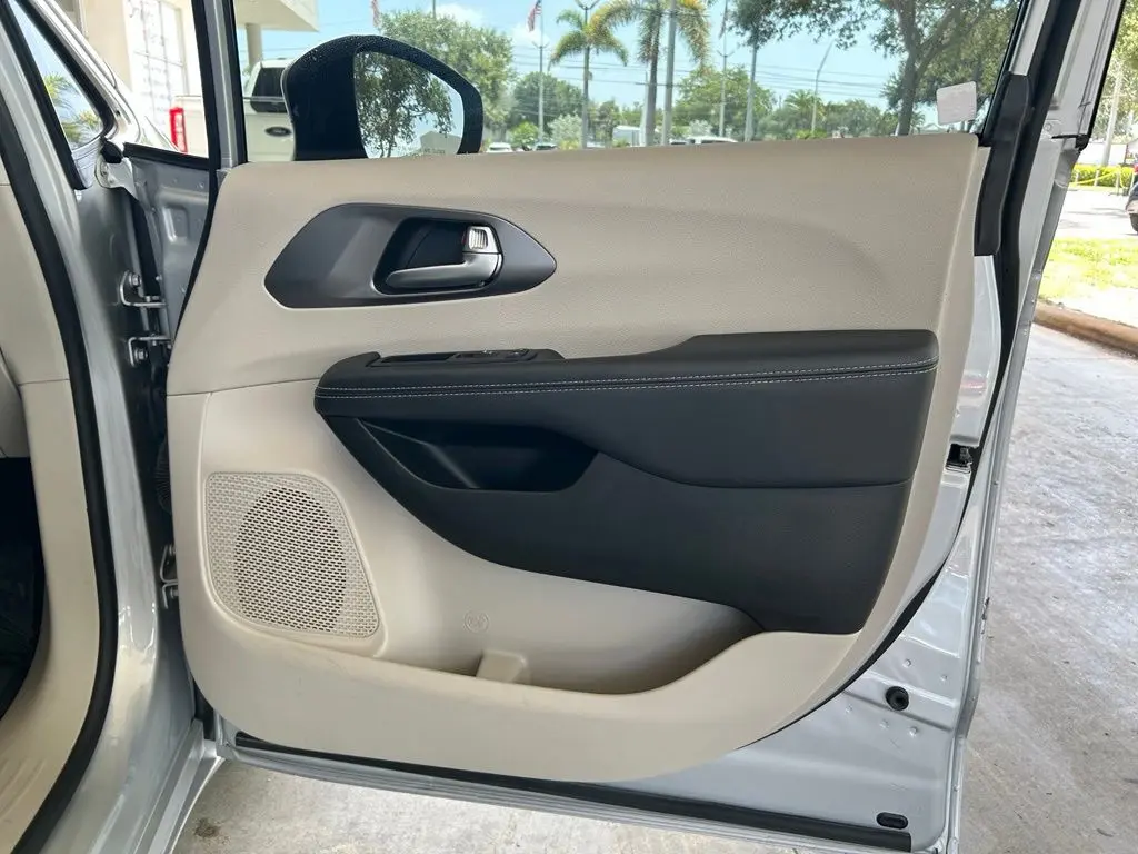 2024 Chrysler Pacifica - $17,305