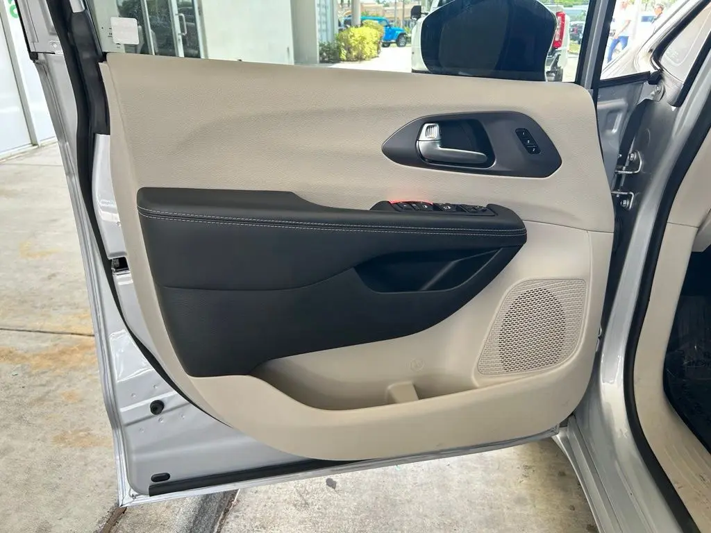 2024 Chrysler Pacifica - $17,305