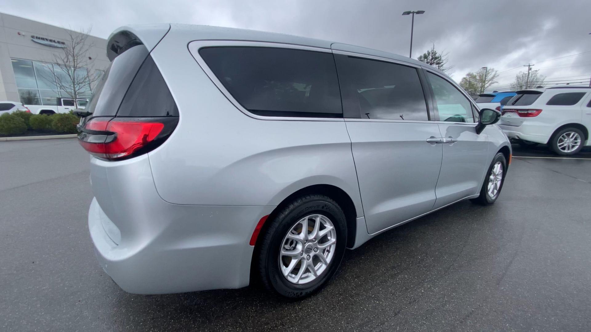 2024 Chrysler Pacifica Touring L
