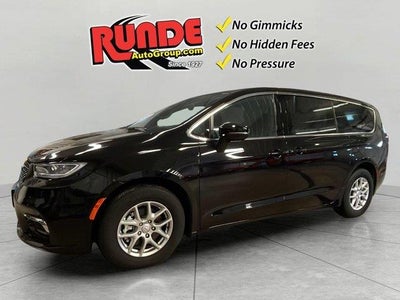 Photo of a 2026 Chrysler Pacifica Select 4DR Mini-Van for sale