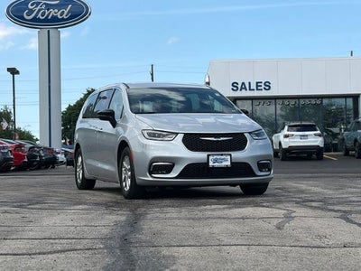 Photo of a 2026 Chrysler Pacifica Select 4DR Mini-Van for sale