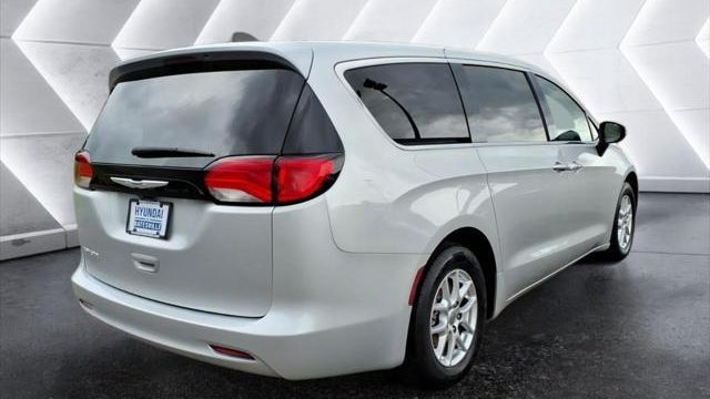 2022 Chrysler Voyager LX