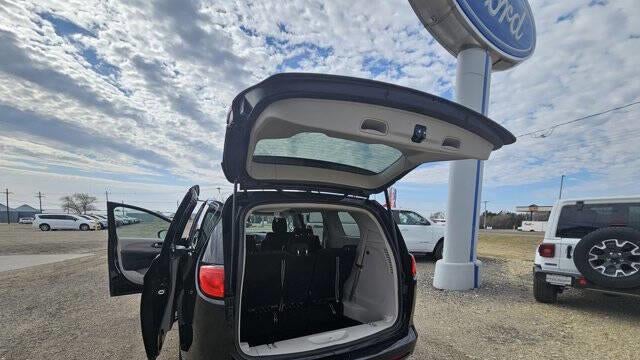 2023 Chrysler Voyager LX