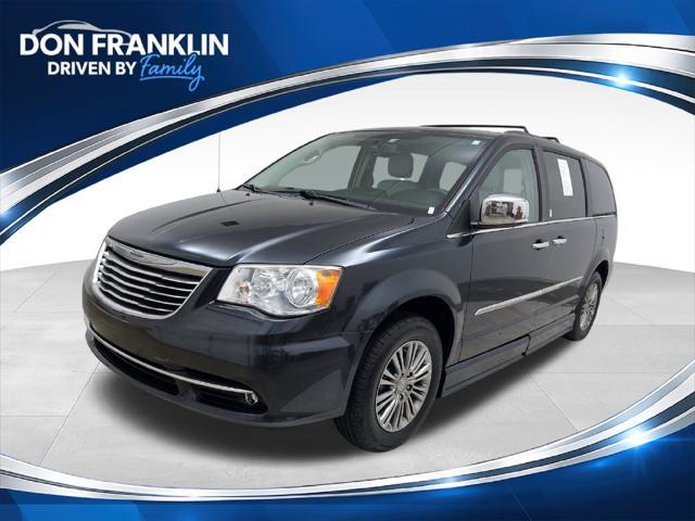 2014 Chrysler Town And Country - $16,400