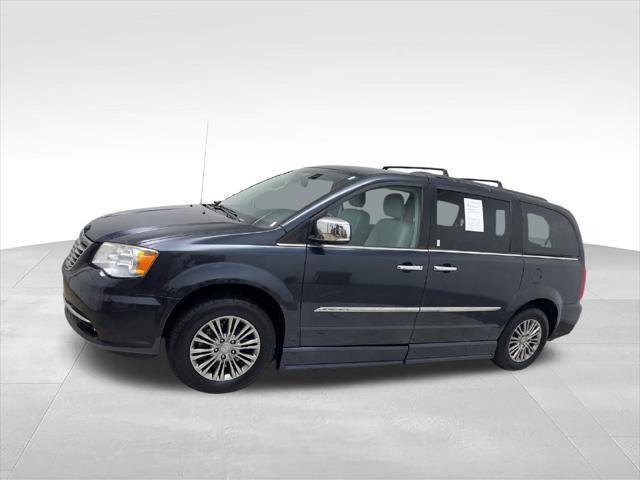 2014 Chrysler Town And Country - $16,400
