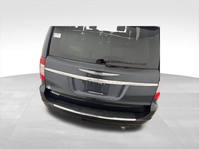 2014 Chrysler Town And Country - $16,400
