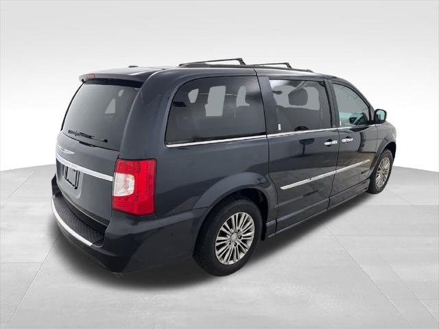 2014 Chrysler Town And Country - $16,400