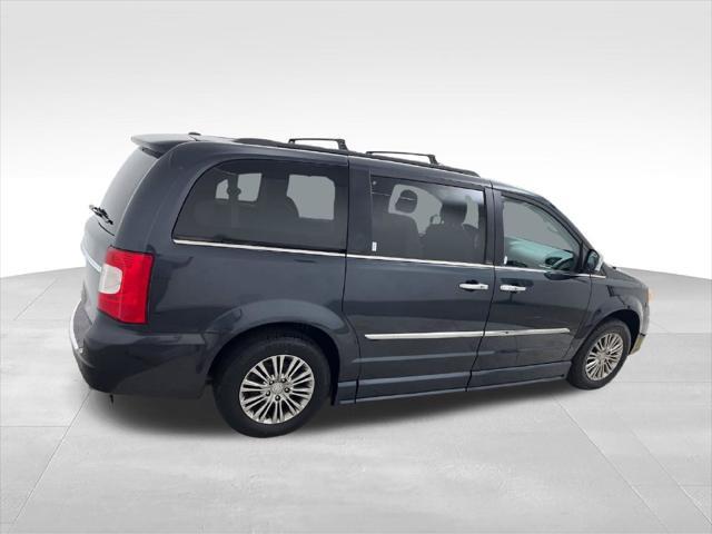 2014 Chrysler Town And Country - $16,400