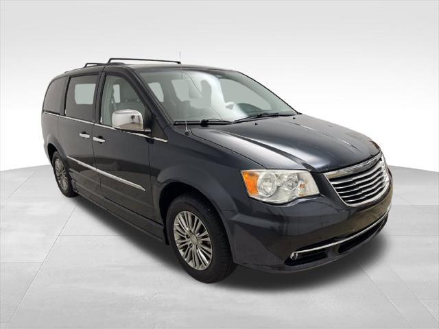2014 Chrysler Town And Country - $16,400