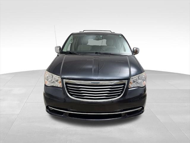 2014 Chrysler Town And Country - $16,400