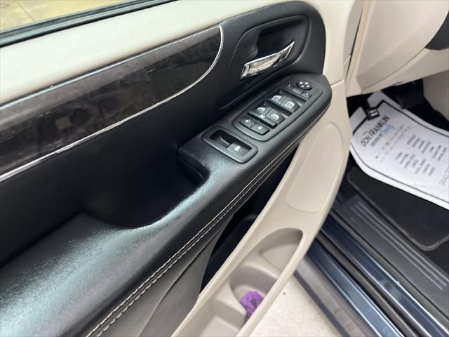 2014 Chrysler Town And Country - $16,400