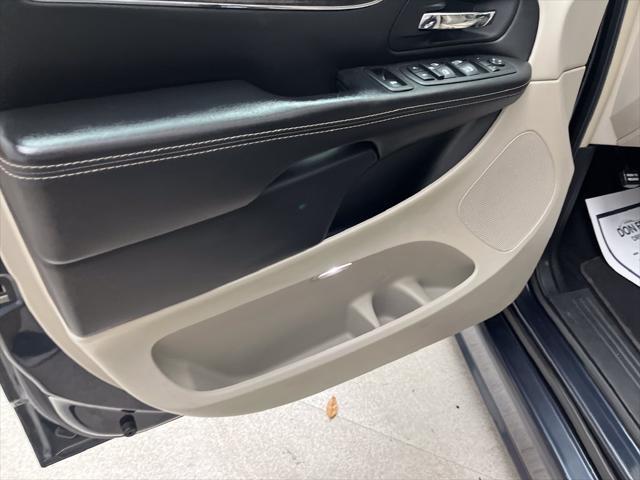 2014 Chrysler Town And Country - $16,400