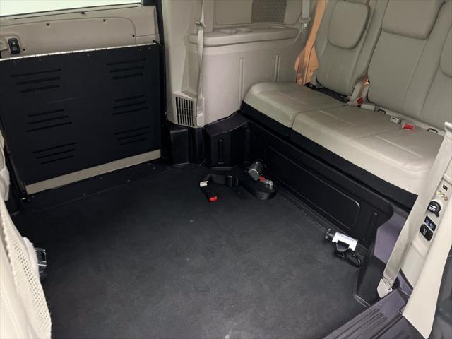 2014 Chrysler Town And Country - $16,400
