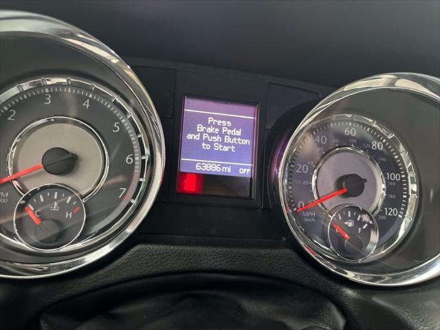 2014 Chrysler Town And Country - $16,400