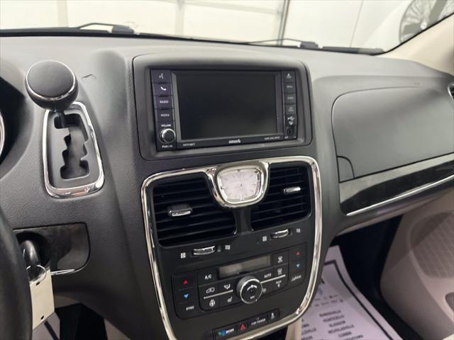 2014 Chrysler Town And Country - $16,400