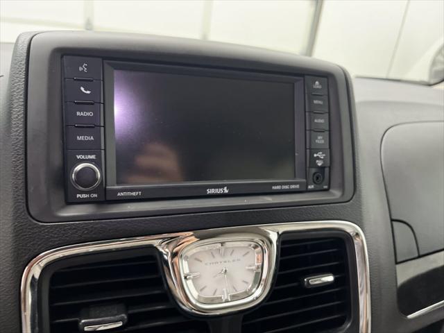2014 Chrysler Town And Country - $16,400