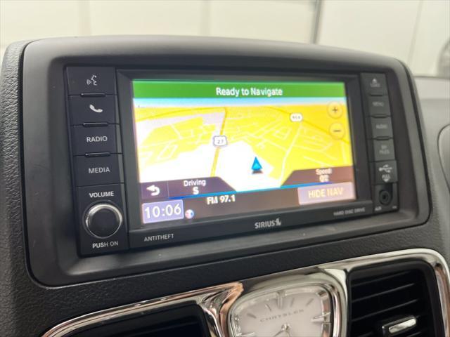 2014 Chrysler Town And Country - $16,400