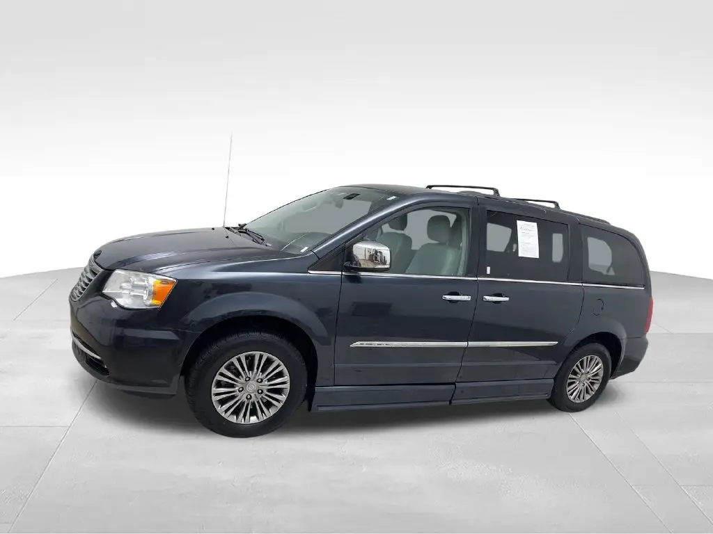 2014 Chrysler Town And Country - $16,400