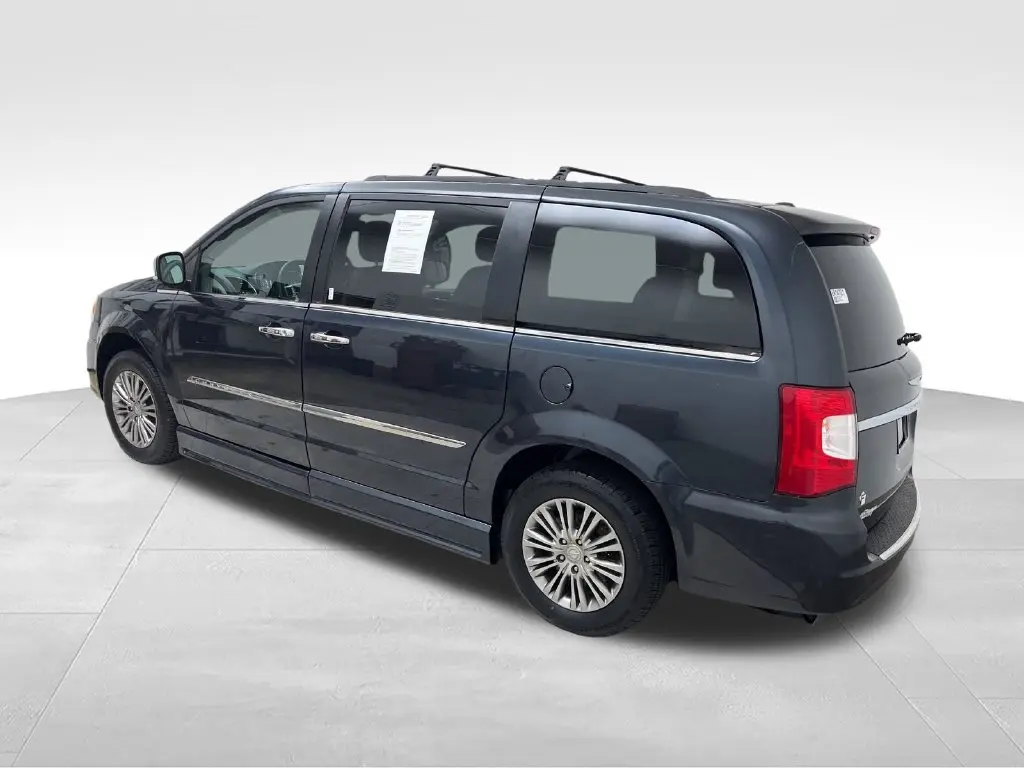 2014 Chrysler Town And Country - $16,400
