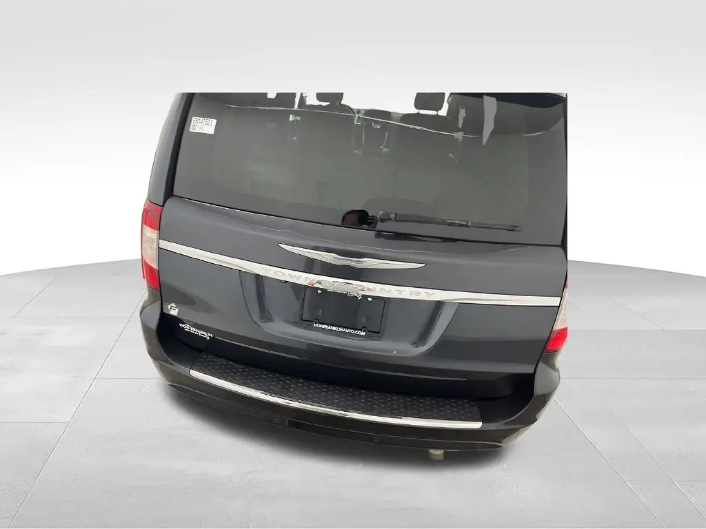 2014 Chrysler Town And Country - $16,400