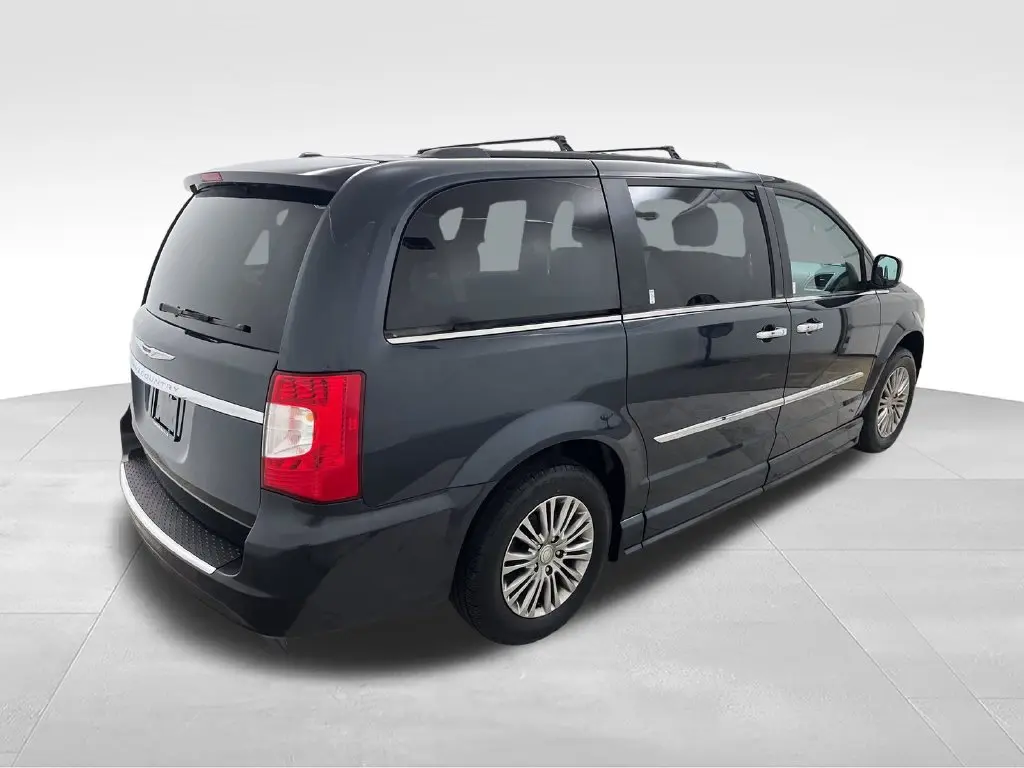 2014 Chrysler Town And Country - $16,400