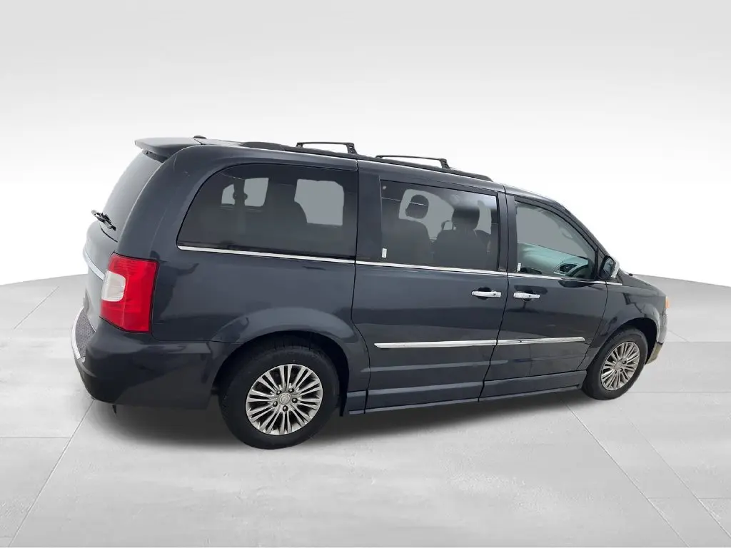 2014 Chrysler Town And Country - $16,400
